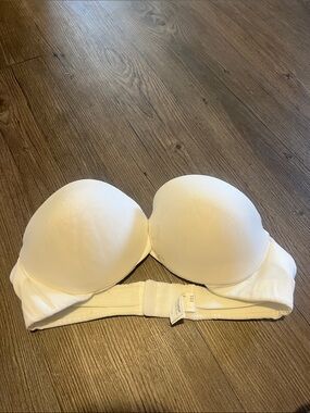 Everyday Strapless White Bra with Smooth Molded Cups